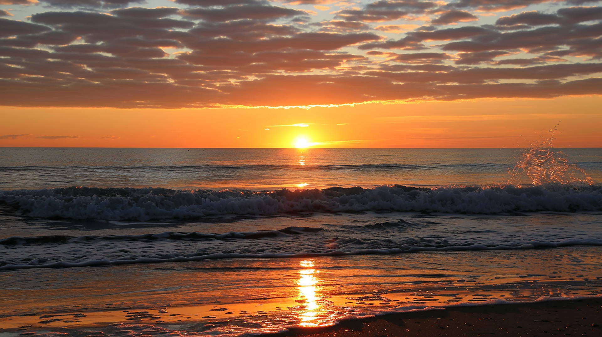 Sunset Shoreline: HD Beach Sunset Desktop Background