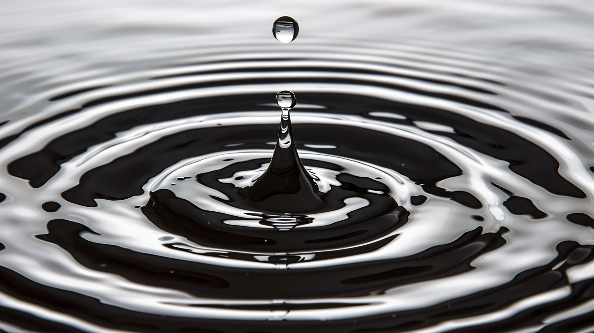 Ultra HD Water Drop Image: Calming Desktop Wallpaper