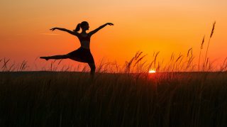 AI Wallpaper Creation: Breathtaking Sunset Gymnast Images